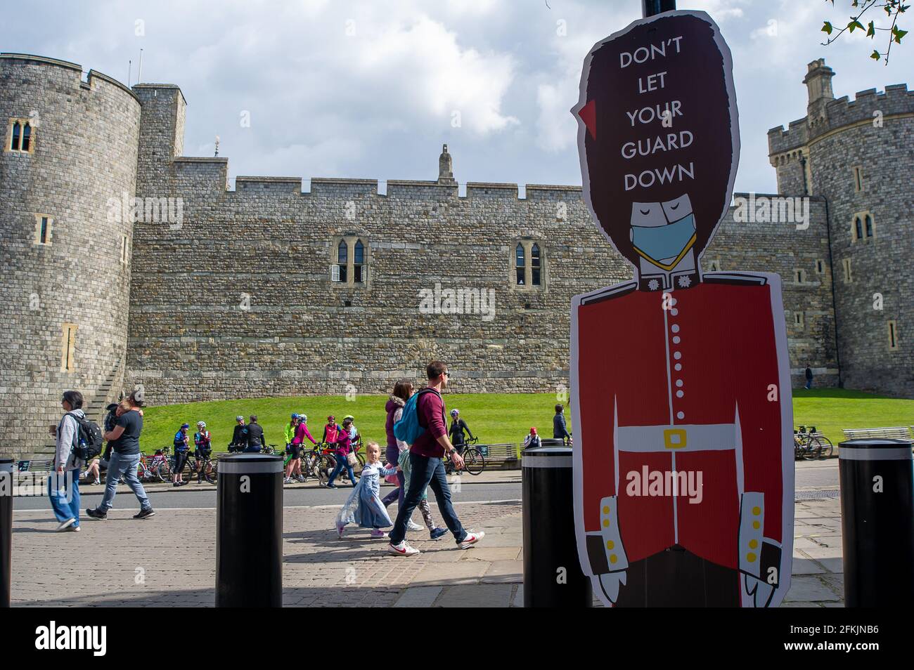 Windsor, Berkshire, Regno Unito. 2 maggio 2021. Un non lasci la vostra protezione giù il cartone tagliato fuori che ricorda la gente circa l'allontanamento sociale. Windsor era occupato oggi come la gente stava godendo il fine settimana di festa della banca di maggio indietro fuori socializzante dopo l'allentamento di alcune misure di blocco di Covid-19. Credito: Maureen McLean/Alamy Foto Stock