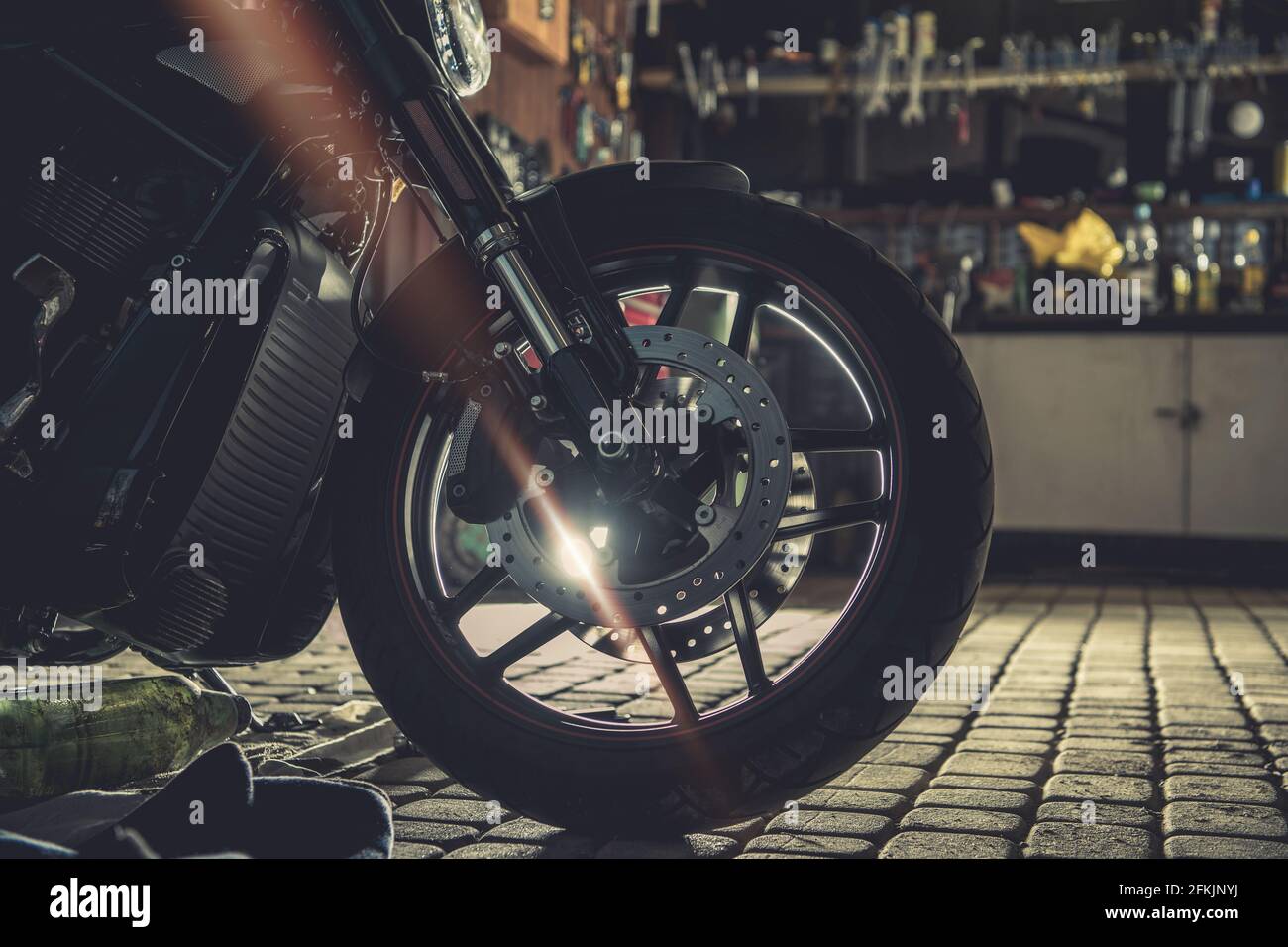 Moto moderna all'interno del garage residenziale. Esecuzione di piccole riparazioni e cambio dell'olio. Tema trasporto. Foto Stock