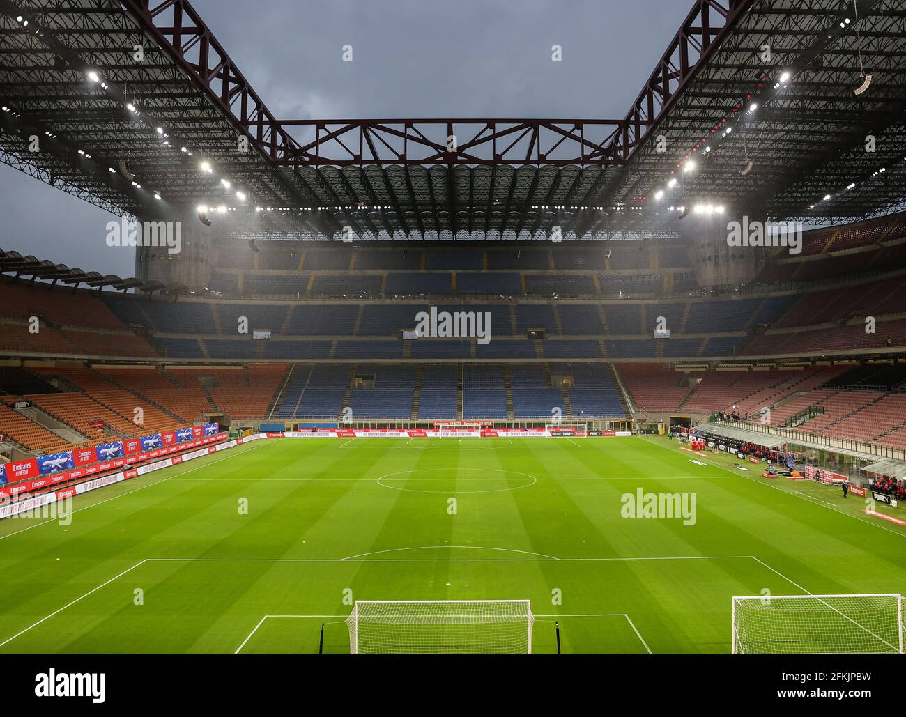 Milano, Italia. 01 Maggio 2021. Vista dello Stadio Giuseppe Meazza prima dell'inizio della Serie Italiana 2020/21 UNA partita di calcio tra AC Milan e Benevento Calcio.Punteggio finale; AC Milan 2:0 Benevento Calcio. (Foto di Fabrizio Carabelli/SOPA Images/Sipa USA) Credit: Sipa USA/Alamy Live News Foto Stock