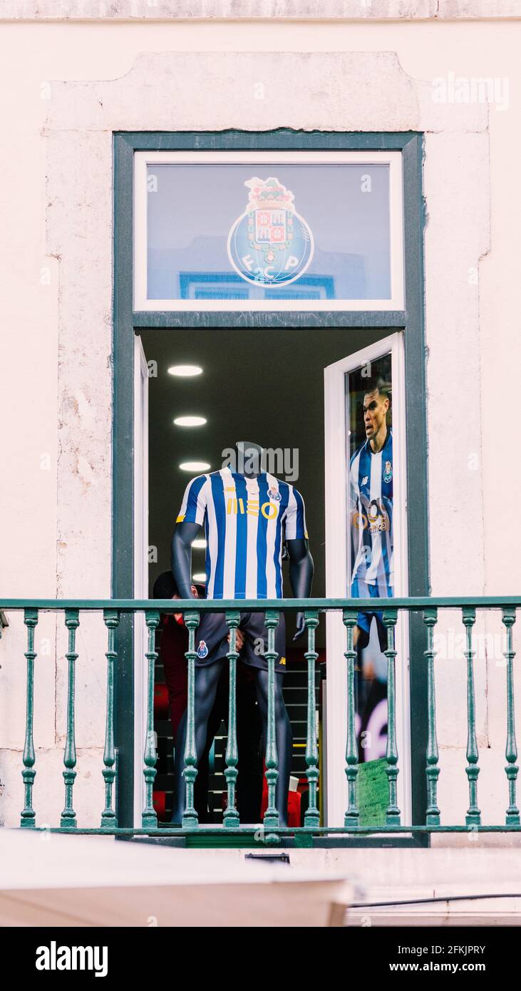 Giocatore di manequina del Porto Football Club fuori da un negozio a Rua Augusta, Lisbona, Portogallo. Assistente negozio visibile Foto Stock