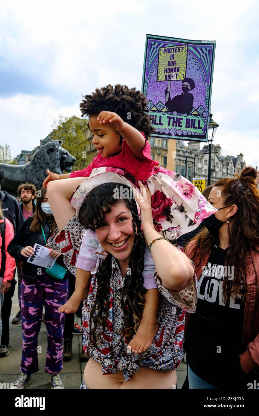 Uccidere il Bill May Day protesta e dimostrazione Londra UK, 1 maggio 2021. Migliaia di persone hanno marciato da Trafalgar Sq protestando contro la nuova proposta di legge di polizia, crimine, condanna e tribunali che tacquero la libertà di parola e di riunione. Foto Stock