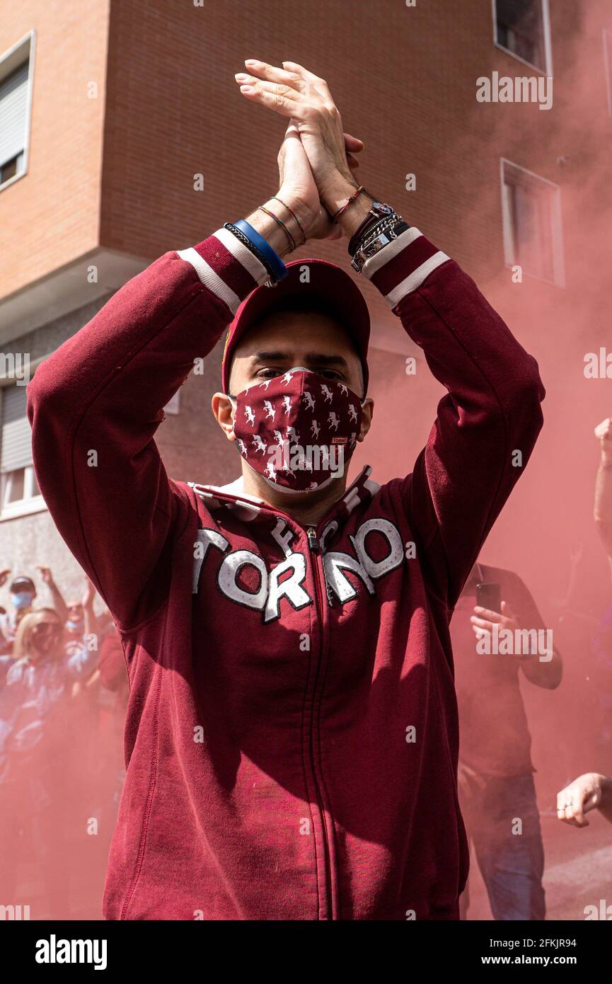 Torino, Italia. 02 maggio 2021. Un fan del Torino FC gesti durante un incontro di tifosi fuori dallo stadio Filadelfia per sostenere la squadra alla vigilia della Serie A partita di calcio tra Torino FC e Parma Calcio. Credit: Nicolò campo/Alamy Live News Foto Stock