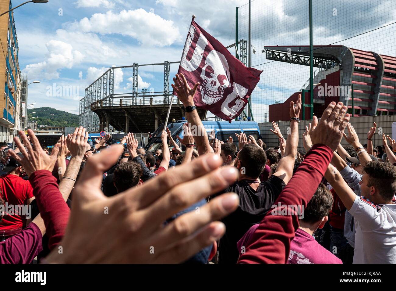 Torino, Italia. 02 maggio 2021. I tifosi del Torino FC si riuniscono fuori dallo stadio Filadelfia durante una sessione di allenamento del Torino FC per sostenere la squadra alla vigilia della serie A tra il Torino FC e il Parma Calcio. Credit: Nicolò campo/Alamy Live News Foto Stock