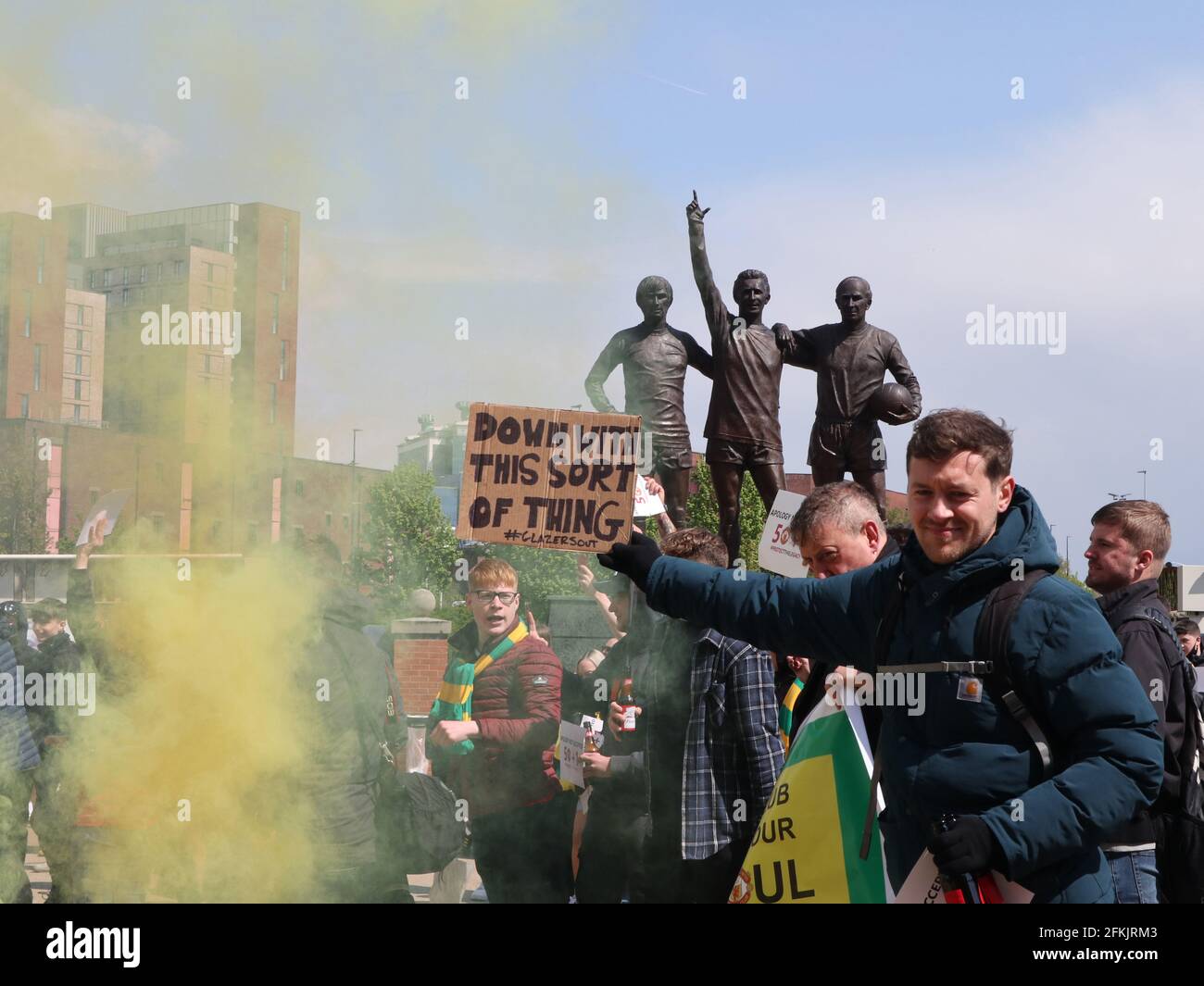 Manchester Inghilterra 02 maggio 2021. I tifosi del Manchester United protestano contro i loro proprietari, i Glazers a Old Trafford in forma di memoriale della trinità a Best Law & Charlton. ©Alamy Foto Stock