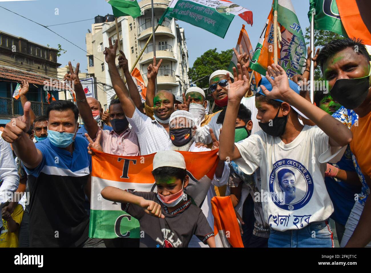 Kolkata, India. 02 maggio 2021. I sostenitori del primo Ministro dello Stato del Bengala Occidentale e del Capo del Congresso Trinamool (TMC) Mamata Banerjee festeggiano dopo i primi risultati del sondaggio, tra la diffusione della malattia del coronavirus (COVID-19), a Kolkata, India. (Foto di Sudipta Das/Pacific Press/Sipa USA) Credit: Sipa USA/Alamy Live News Foto Stock