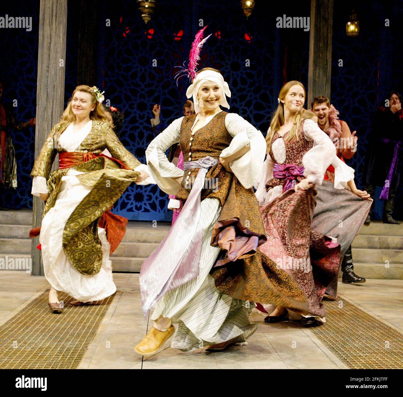 l-r: Victoria Carling (Lady Capulet), una Stubbs (Nurse), Emily Blunt (Juliet) a ROMEO E JULIET di Shakespeare al Chichester Festival Theatre, West Sussex, Inghilterra 27/08/2002 regista: Indhu Rubasingham Foto Stock