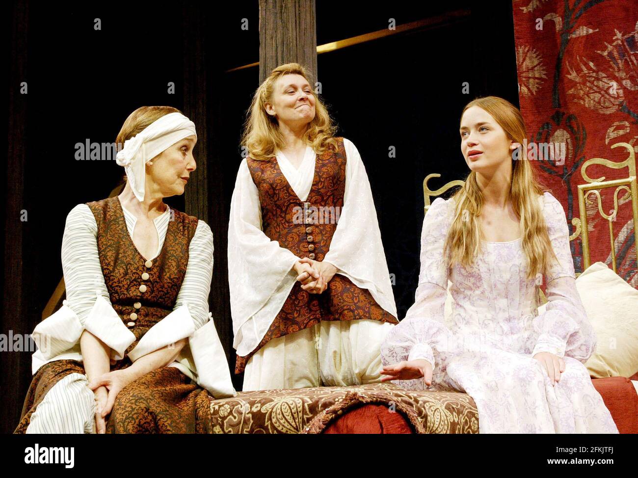 l-r: Una Stubbs (Nurse), Victoria Carling (Lady Capulet), Emily Blunt (Juliet) a ROMEO E JULIET di Shakespeare al Chichester Festival Theatre, West Sussex, Inghilterra 27/08/2002 regista: Indhu Rubasingham Foto Stock