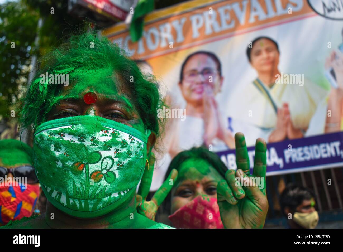 Kolkata, India. 02 maggio 2021. I sostenitori del primo Ministro dello Stato del Bengala Occidentale e del Capo del Congresso Trinamool (TMC) Mamata Banerjee festeggiano dopo i primi risultati del sondaggio, tra la diffusione della malattia del coronavirus (COVID-19), a Kolkata, India. (Foto di Sudipta Das/Pacific Press/Sipa USA) Credit: Sipa USA/Alamy Live News Foto Stock