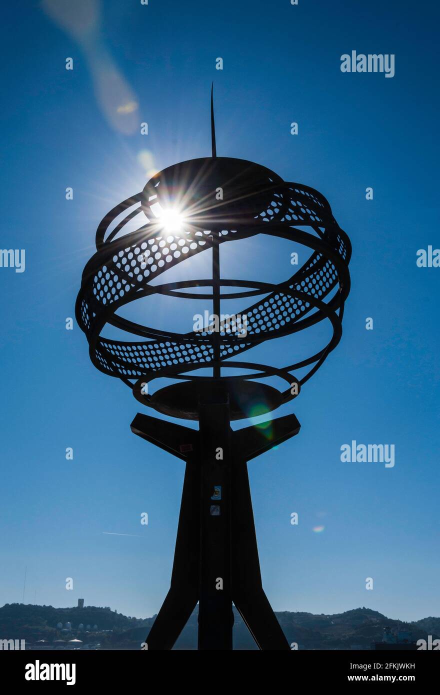 Scultura di una sfera armillare (macchina del mondo) nel distretto di Belem di Lisbona. Foto retroilluminata all'ora blu Foto Stock