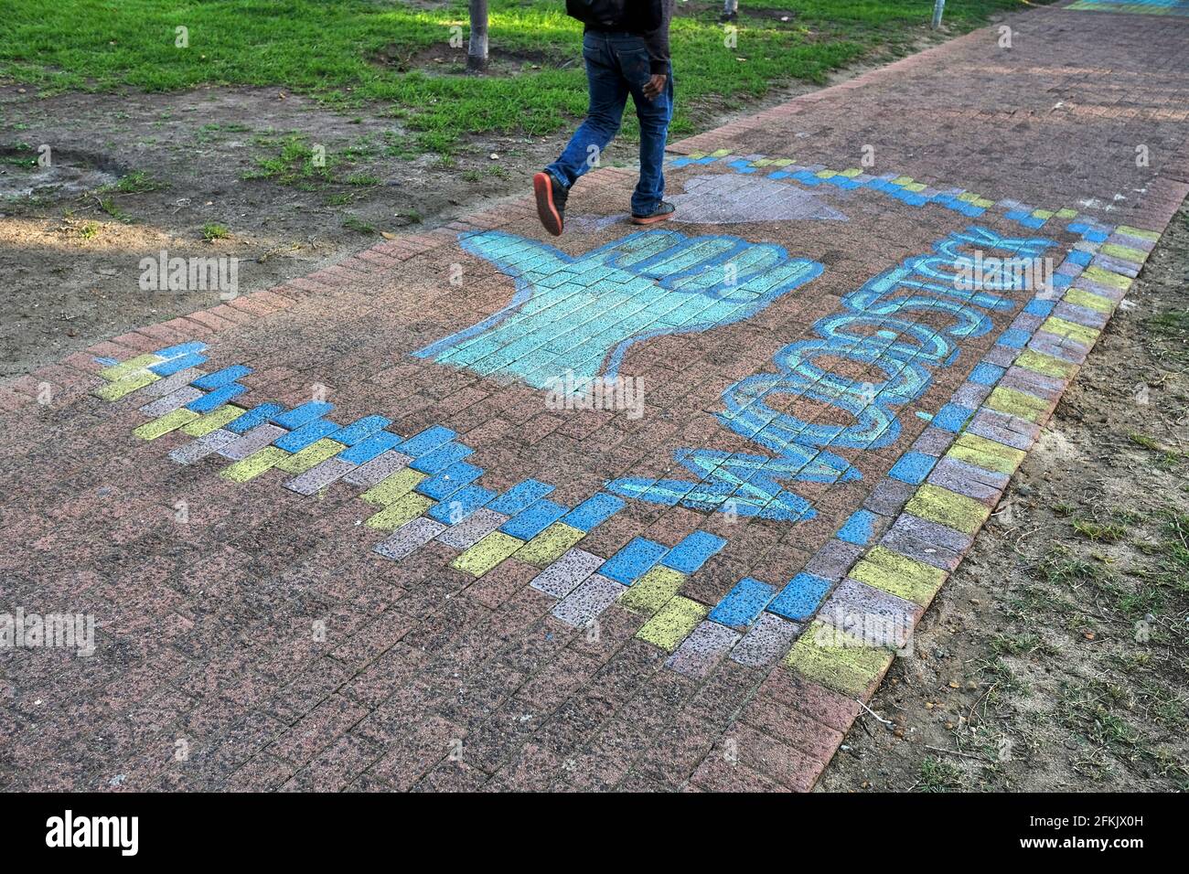 CITTÀ DEL CAPO, Sud Africa, 29 aprile 2021: Una passeggiata pedonale sul sentiero nel parco Trafalgar nel sobborgo alla moda di Woodstock. Foto Stock