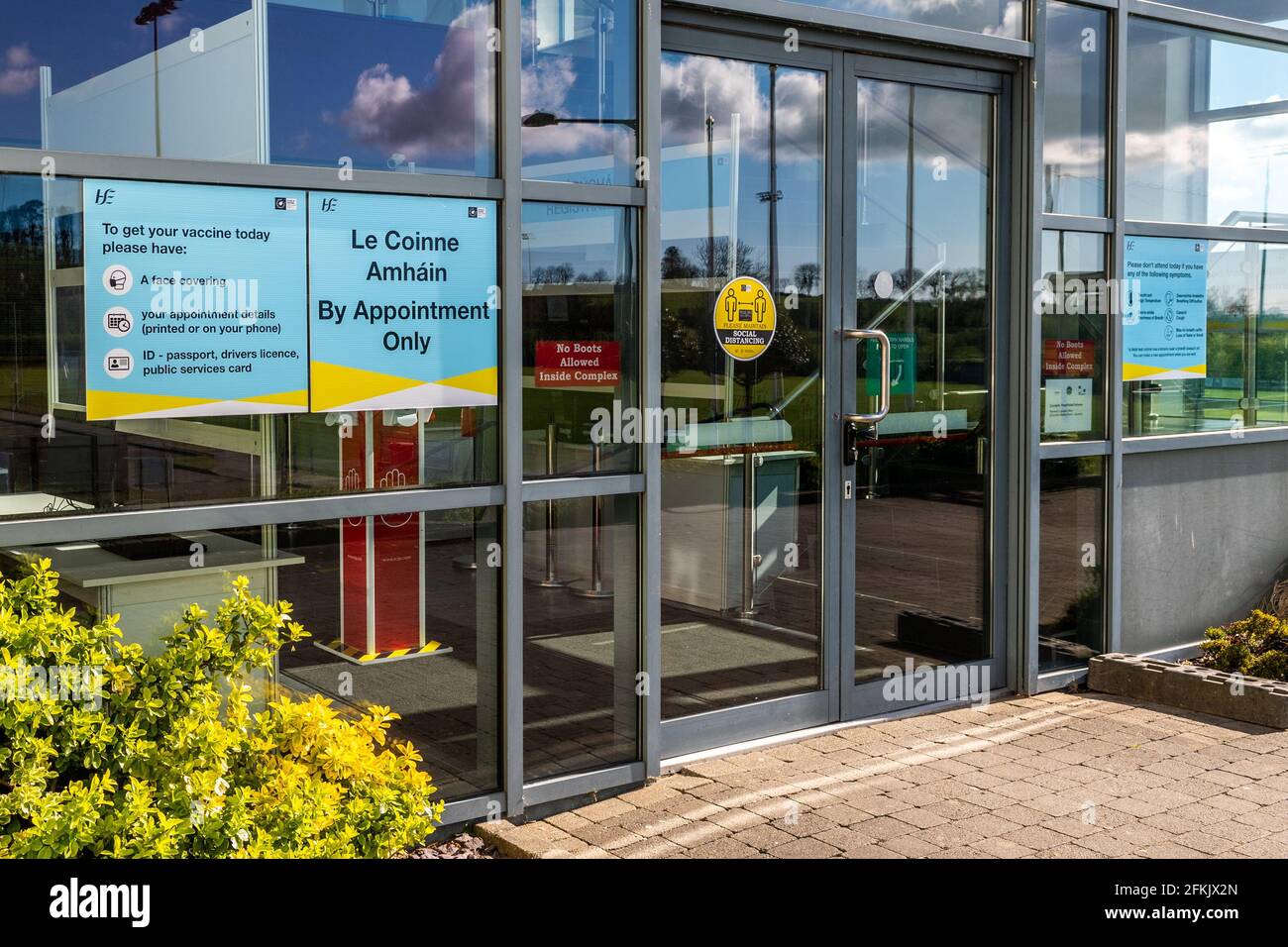 Clonakilty, West Cork, Irlanda. 2 maggio 2021. Il Clonakilty GAA Club è stato trasformato in un centro di vaccinazione COVID-19. I primi vaccini saranno somministrati ai pazienti domani, lunedì 3 maggio. Credit: AG News/Alamy Live News Foto Stock