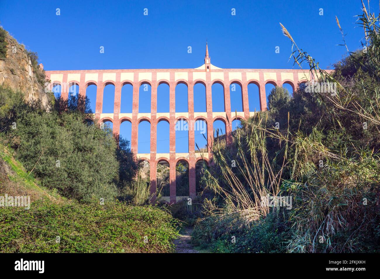 Acquedotto di Aguila, costruito con mattoni, Barranco de Maro, Nerja, Andalusia, Costa del Sol, Spagna Foto Stock