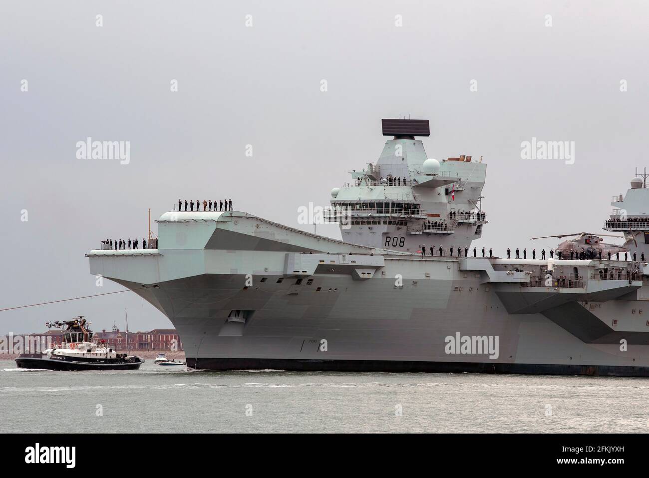 Portsmouth, Inghilterra, Regno Unito. 2021. La regina Elisabetta di HMS lasciò la sua base di Portsmouth in direzione dell'Oceano Pacifico. Equipaggio sul ponte. Il comando di avanzamento towe Foto Stock