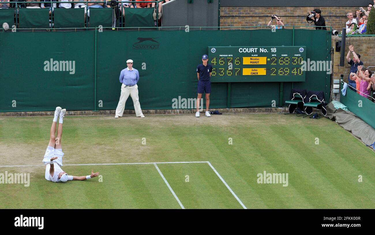 WIMBLEDON 20104TH DAY 24/6/2010 NICOLAS MAHUT V MARATONA DI JOHN ISNER MATCH JOHN ISNER VINCE 70-68 FOTO DAVID ASHDOWN Foto Stock