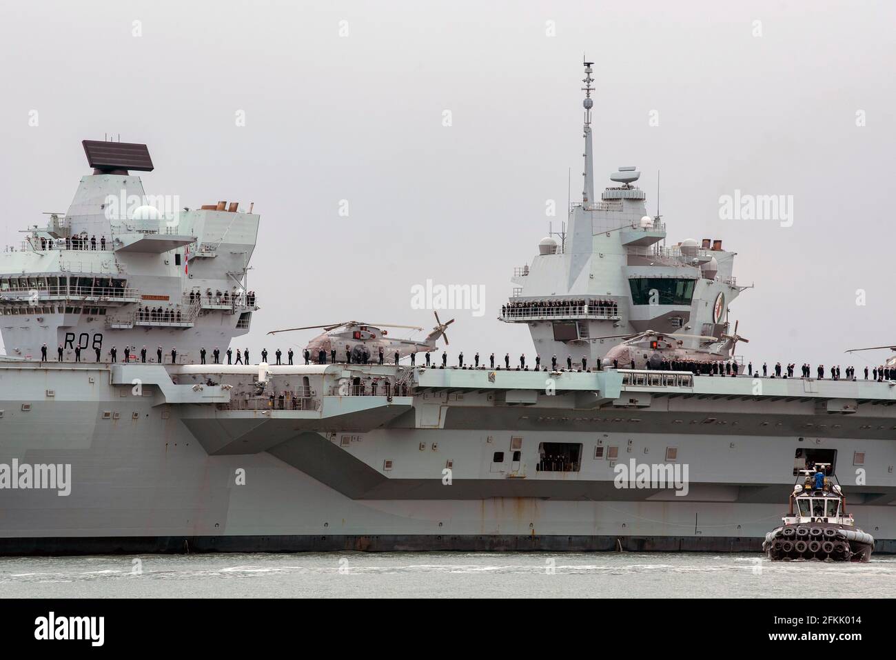 Portsmouth, Inghilterra, Regno Unito. 2021. La regina Elisabetta deaparrando sul suo schieramento da nubile con l'equipaggio sul ponte. Torretta di comando di poppa per le operazioni aeree e. Foto Stock