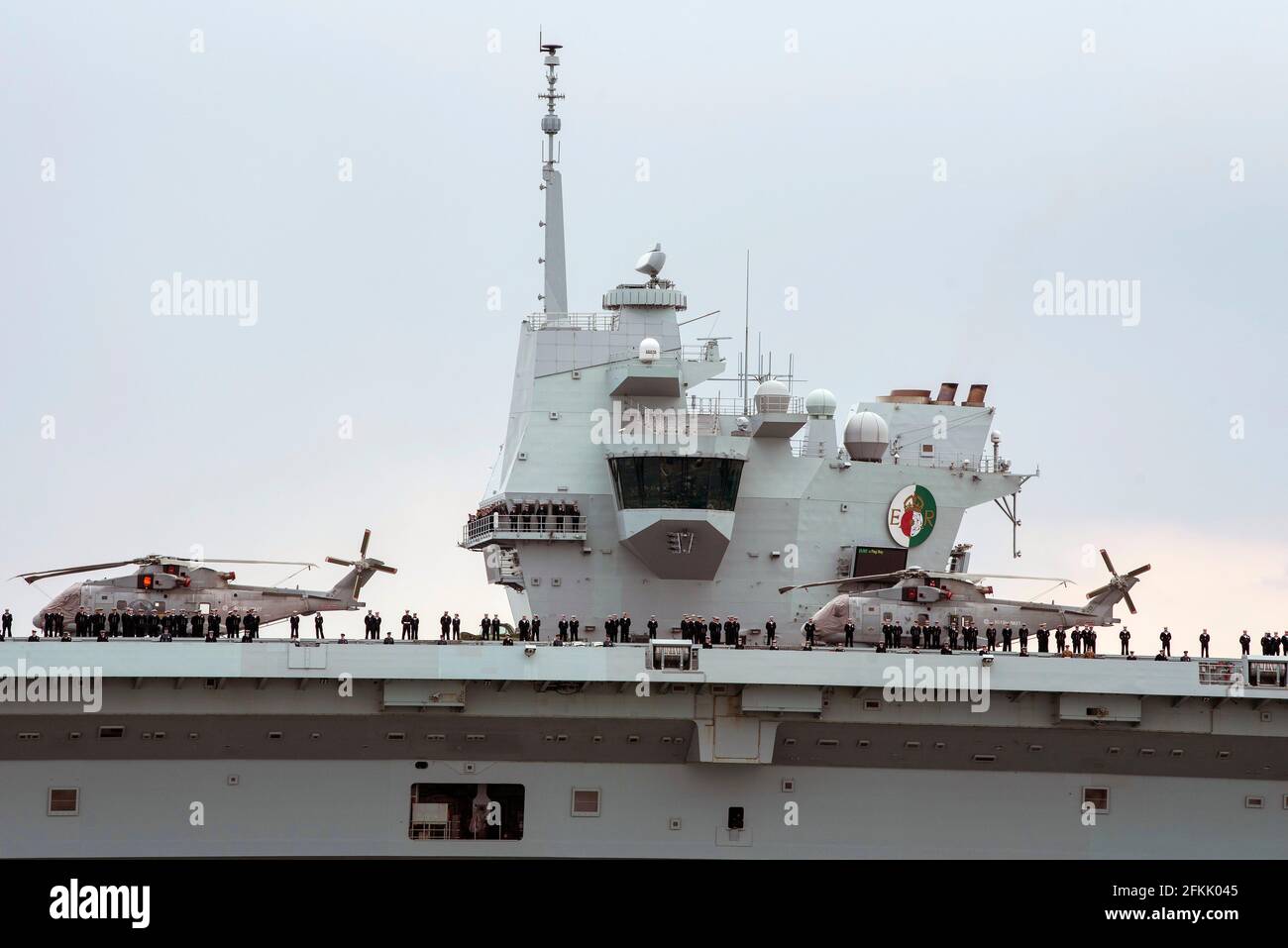 Portsmouth, Inghilterra, Regno Unito. 2021. La regina Elisabetta di HMS lasciò la sua base di Portsmouth in direzione dell'Oceano Pacifico. Equipaggio sul ponte. La torre di comando poppa fo Foto Stock