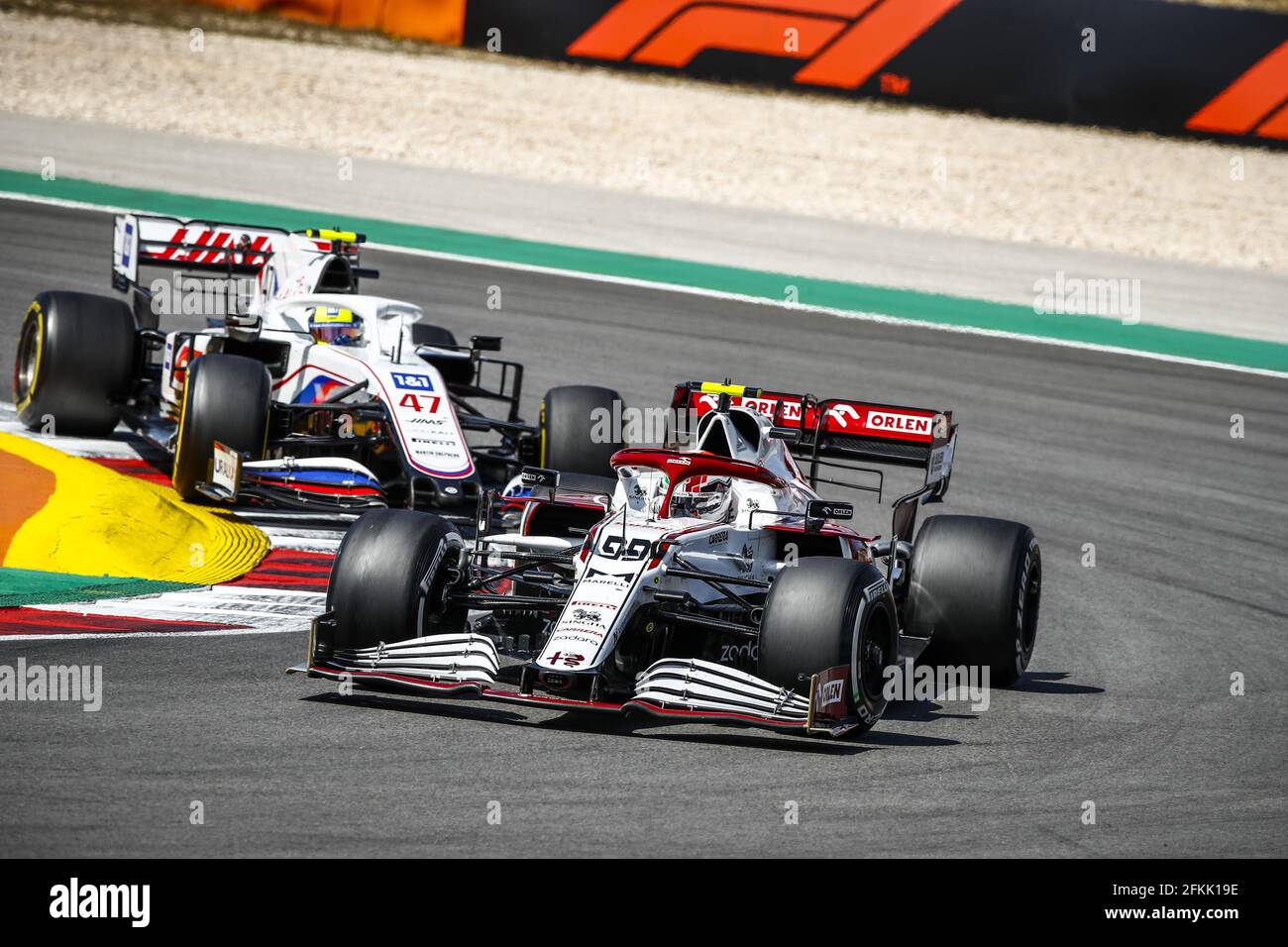 99 GIOVINAZZI Antonio (ita), Alfa Romeo Racing ORLEN C41, azione e 47 SCHUMACHER Mick (ger), Haas F1 Team VF-21 Ferrari durante la Formula 1 Heineken Grande Premio de Portugal 2021 dal 30 aprile al 2 maggio 2021 sul circuito Internazionale Algarve, a Portimao, Portogallo - Foto Xavi Bonilla / DPPI / LiveMedia Foto Stock
