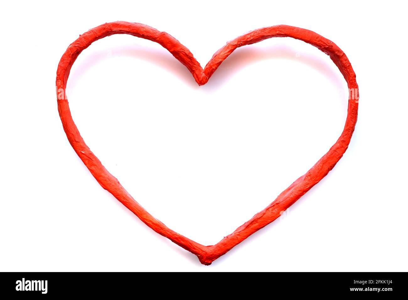 Simbolo del cuore della carta rossa su sfondo bianco. Cuore di carta. Foto Stock