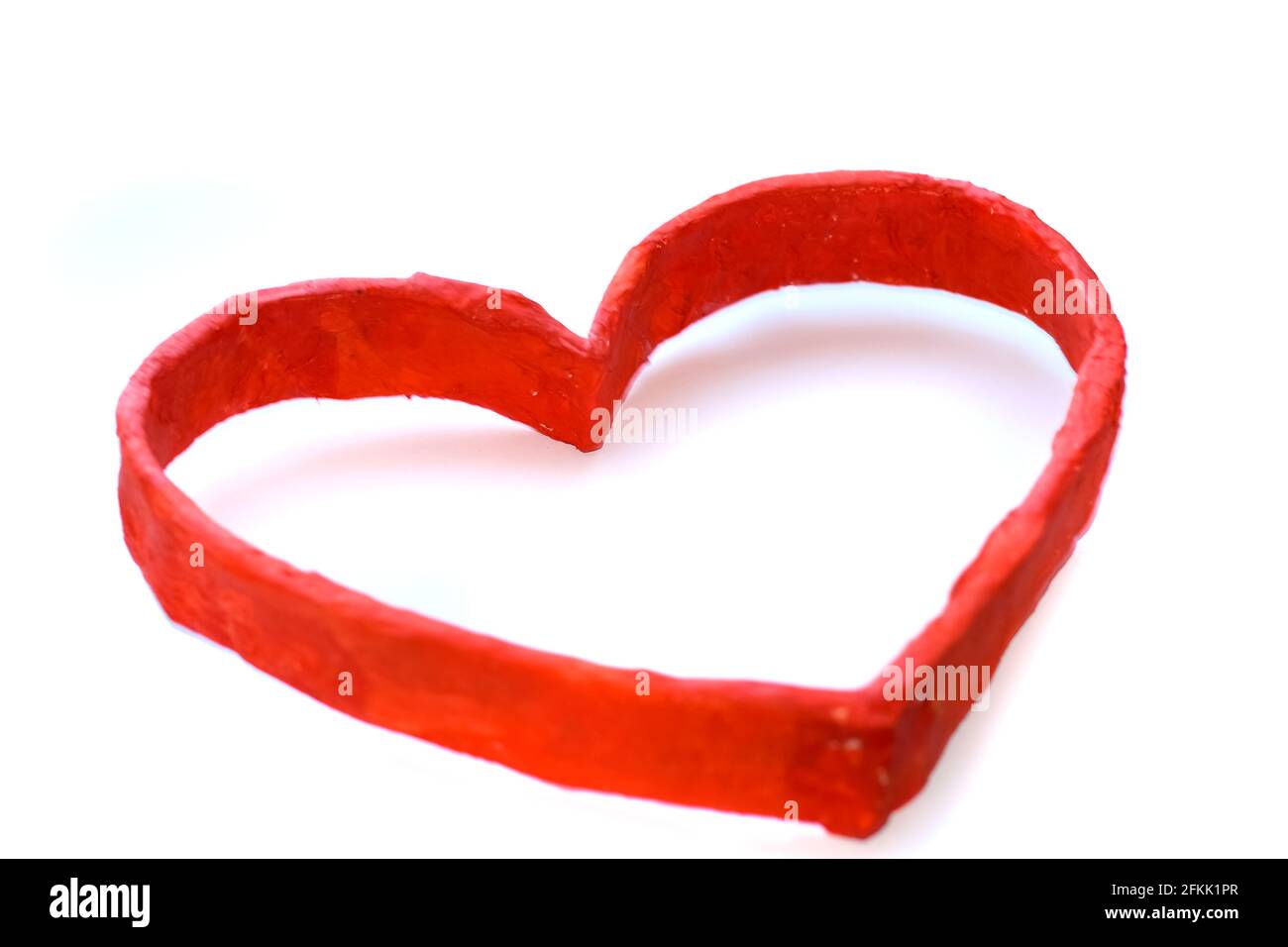 Simbolo del cuore della carta rossa su sfondo bianco. Cuore di carta. Foto Stock