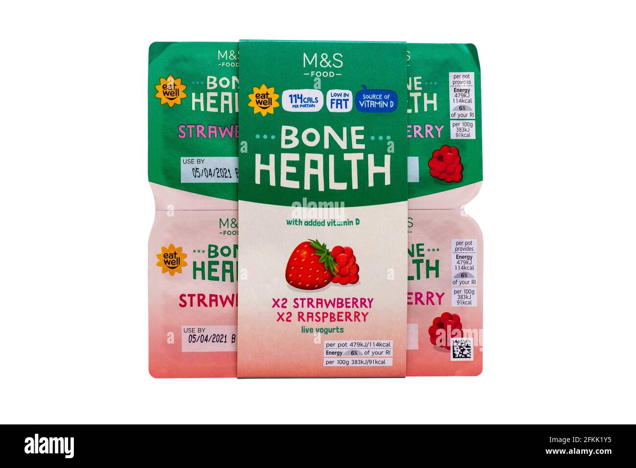 Confezione di yogurt vivi M&S per la salute delle ossa isolati su bianco background - fragole yogurt vivi e lamponi yogurt vivi basso yogurt fruttati grassi Foto Stock