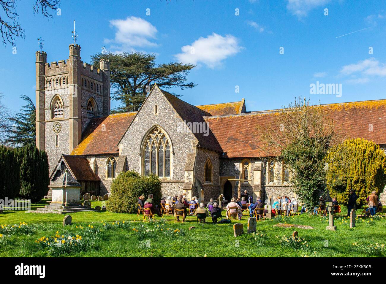 Una congregazione godere di un servizio all'aperto a Pasqua durante il COVID-19 pandemia nella chiesa di Santa Maria Vergine nel Villaggio di Hambledon Foto Stock