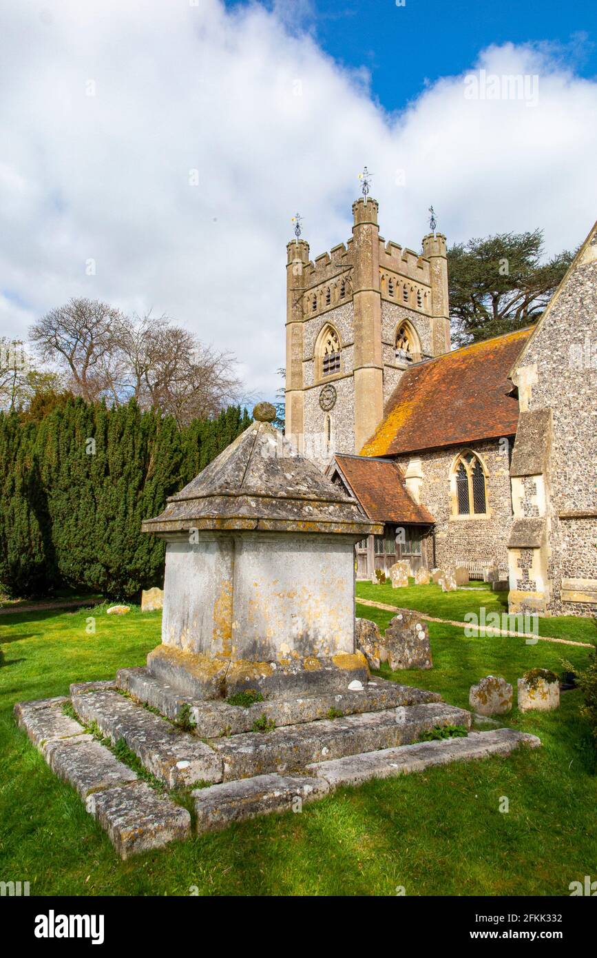 La storica chiesa di Santa Maria Vergine nel villaggio di Hambledon, Buckinghamshire, Inghilterra Foto Stock