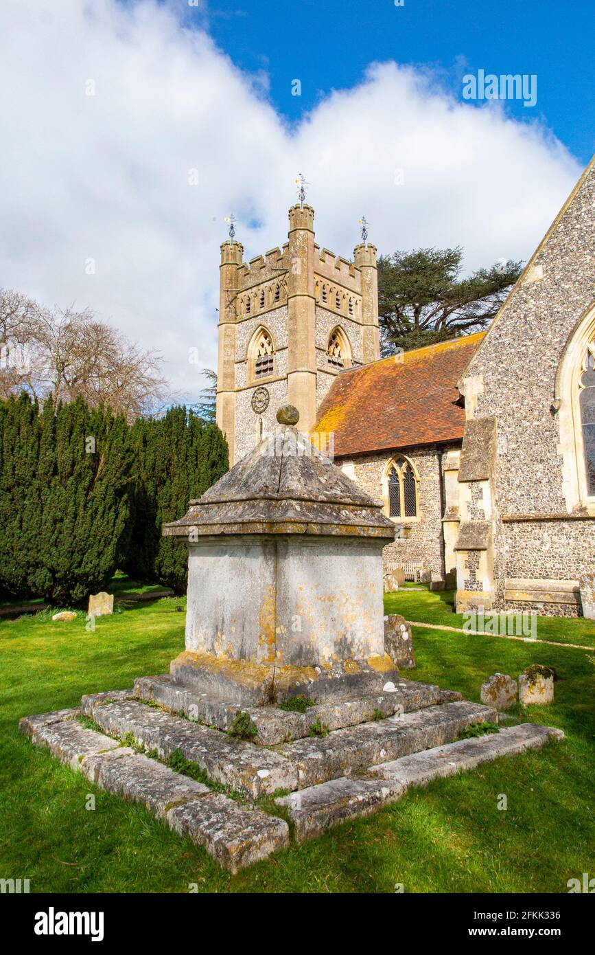 La storica chiesa di Santa Maria Vergine nel villaggio di Hambledon, Buckinghamshire, Inghilterra Foto Stock