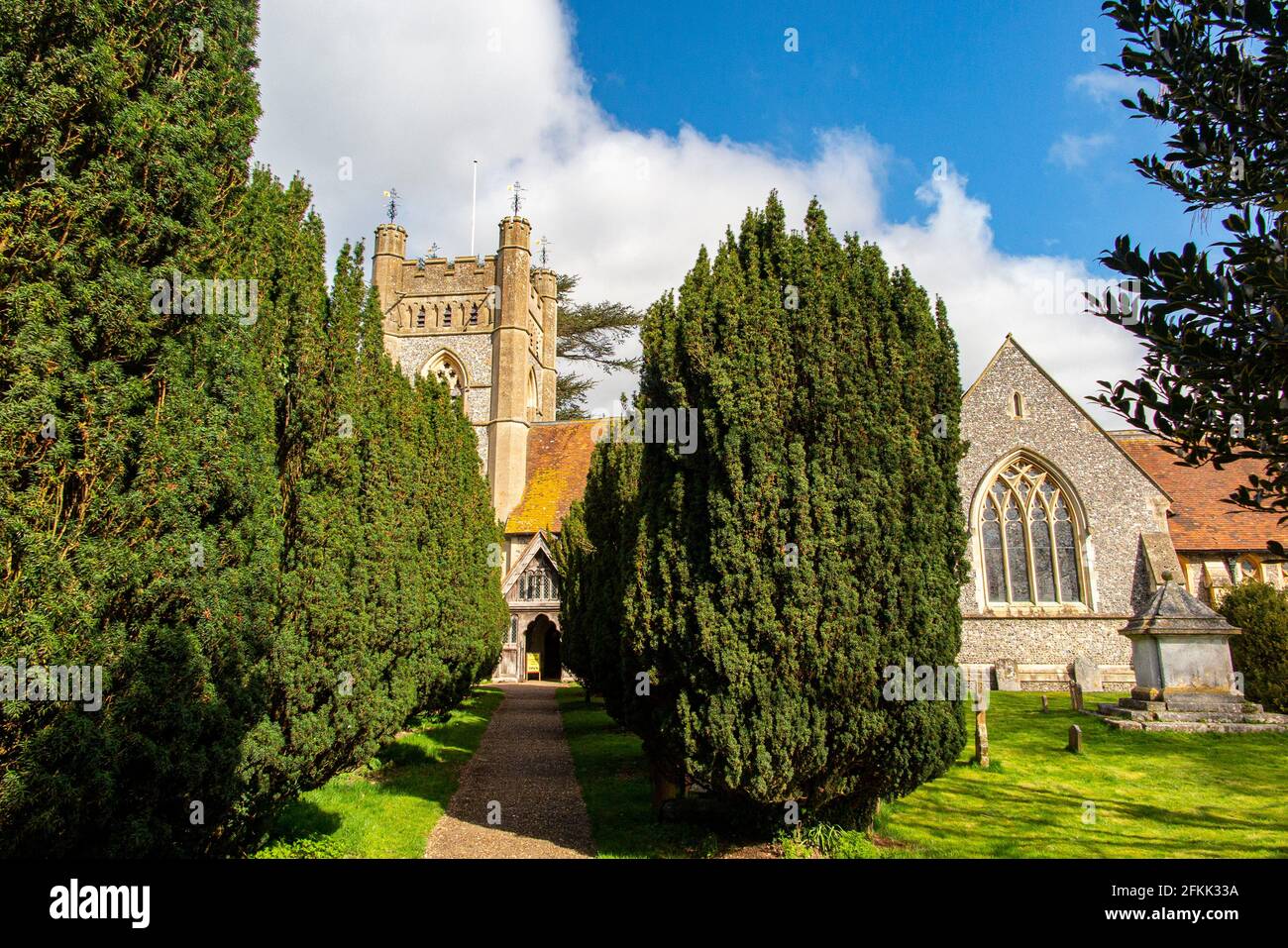 La storica chiesa di Santa Maria Vergine nel villaggio di Hambledon, Buckinghamshire, Inghilterra Foto Stock