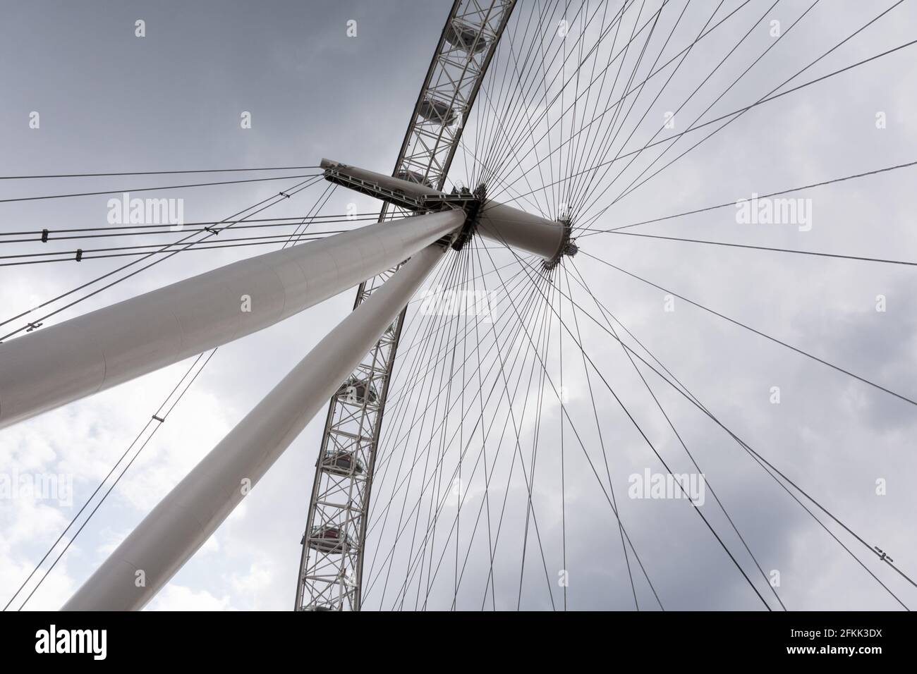 Un Coca-Cola London Eye vuoto e desertato, noto anche come Millennium Wheel, sulla Southbank di Londra, Waterloo, SE1, Regno Unito. Foto Stock