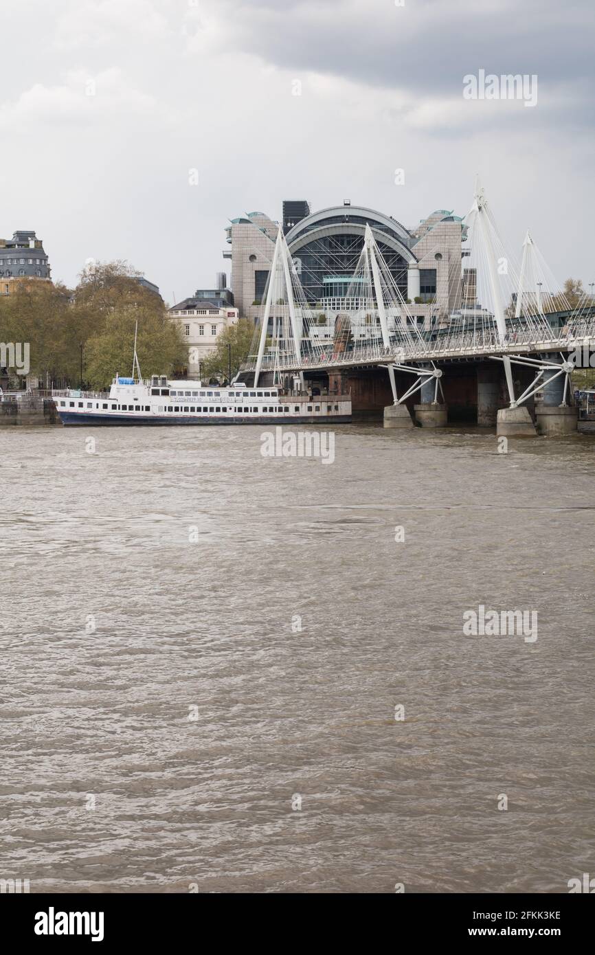 Charring Cross Station e il Golden Jubilee Footbridge e Hungerford Bridge dal Southbank Centre, Waterloo, Londra, Inghilterra, Regno Unito Foto Stock