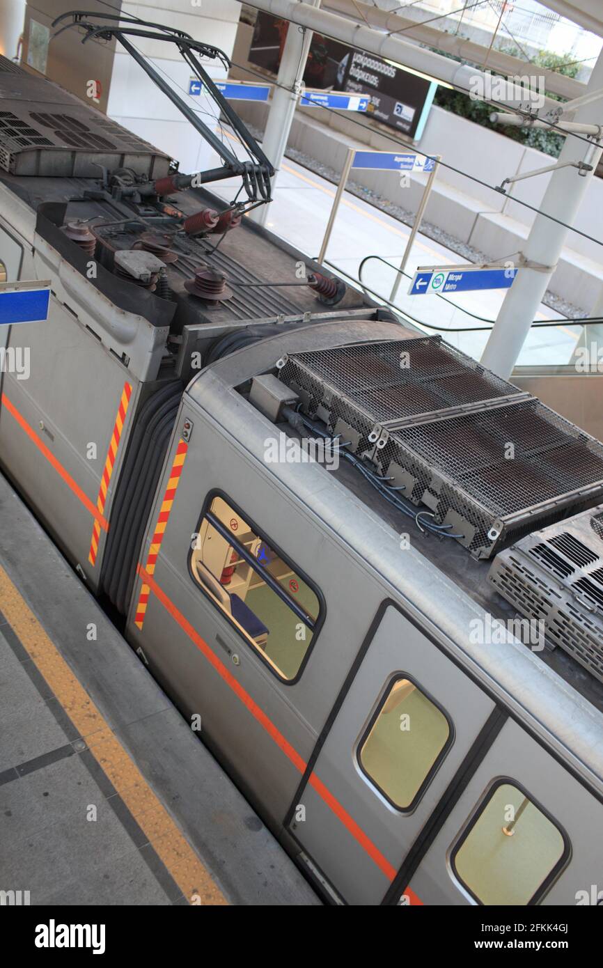 Cima del treno della metropolitana su una stazione, Atene, Grecia Foto Stock