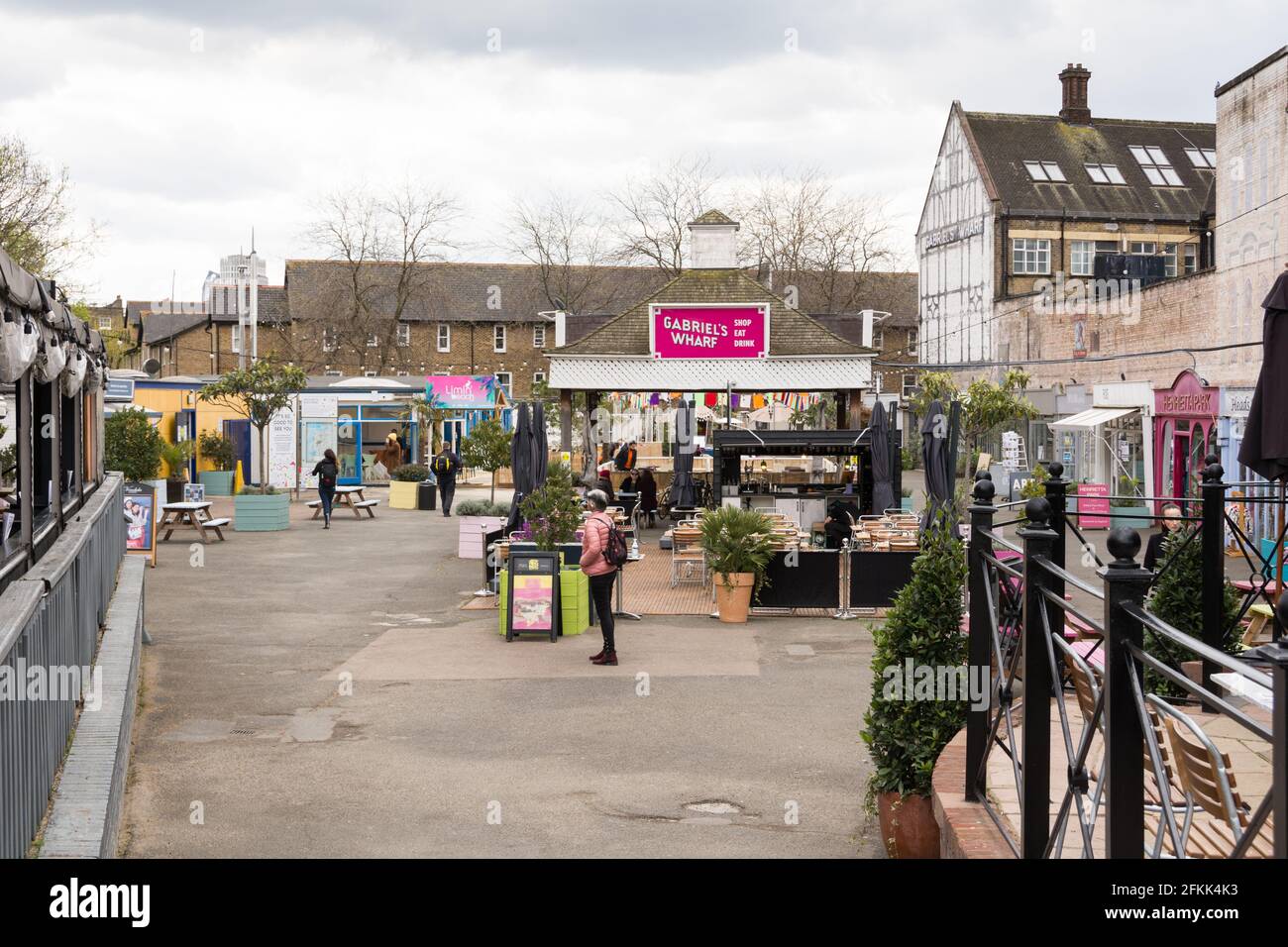 I negozi e le piccole imprese si riaprono gradualmente dopo il blocco di Coronavirus a Gabriell's Wharf, Upper Ground, Southbank, Lambeth, Londra, SE1, REGNO UNITO Foto Stock