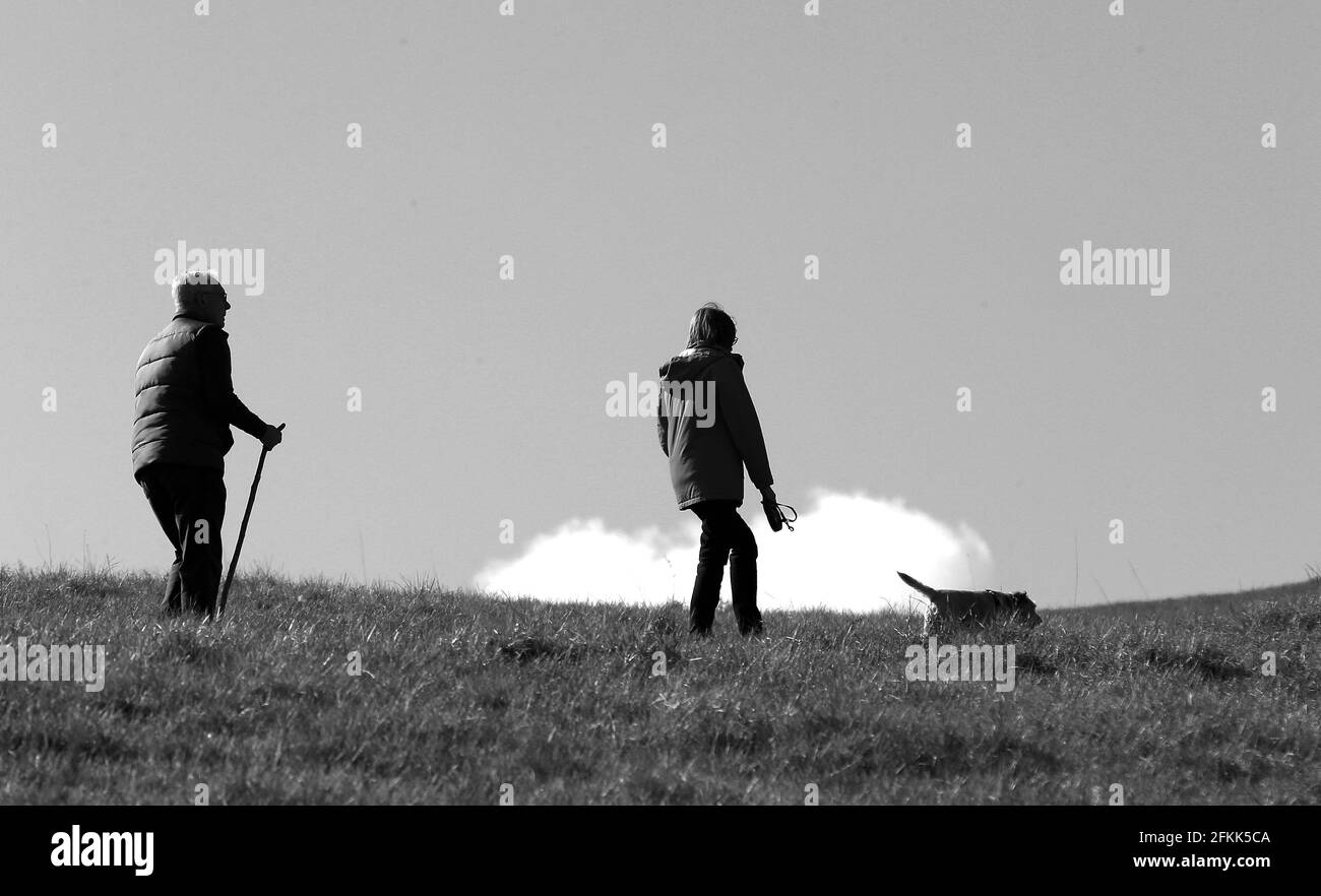 Una gloriosa mattina di sole a Stroud. Persone che si godono il percorso Cotswold Way a Selsley Common. Gloucestershire Foto Stock