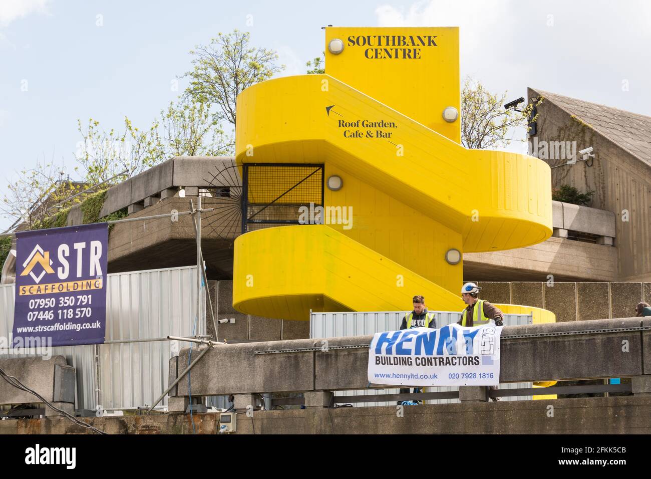 Riparazioni dell'iconica scala gialla presso il Southbank Centre, Belvedere Road, Lambeth, Londra, SE1, REGNO UNITO, Foto Stock