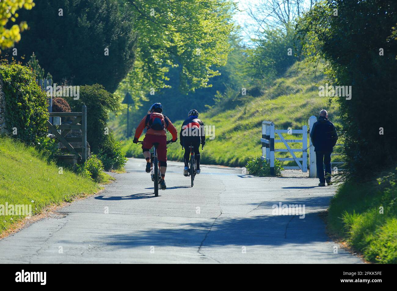 Una gloriosa mattina di sole a Stroud. I ciclisti godono di paesaggi vicino al percorso Cotswold Way a Selsley Common. Gloucestershire Foto Stock