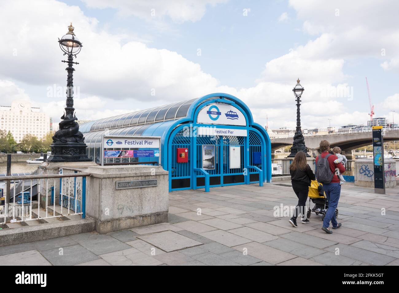 Un molo del Festival chiuso sul Tamigi, Southbank, Waterloo, Londra, Inghilterra, REGNO UNITO Foto Stock