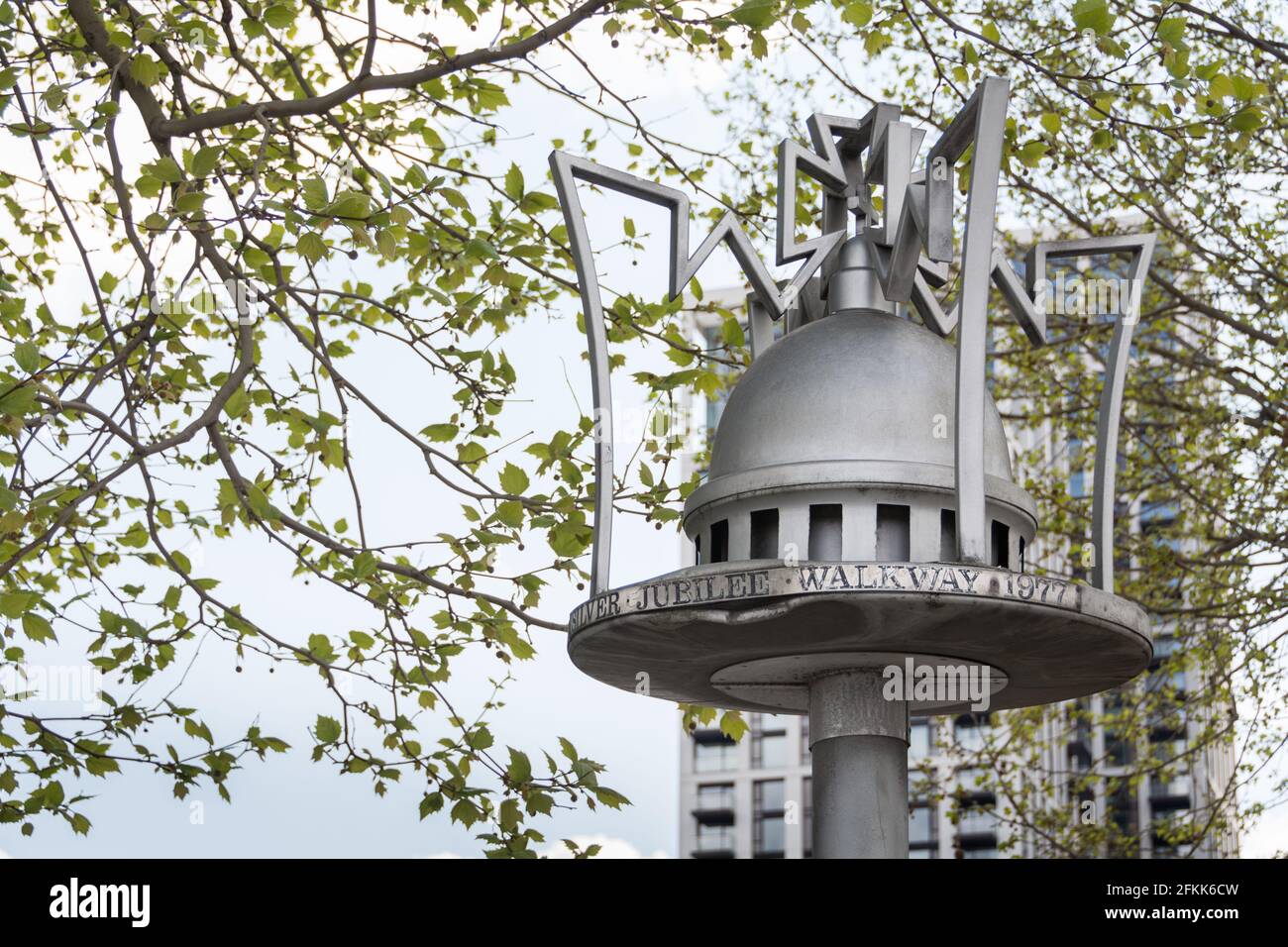 Silver Jubilee Walkway Marker Crown su Southbank, Londra, Waterloo, SE1, Inghilterra, REGNO UNITO Foto Stock