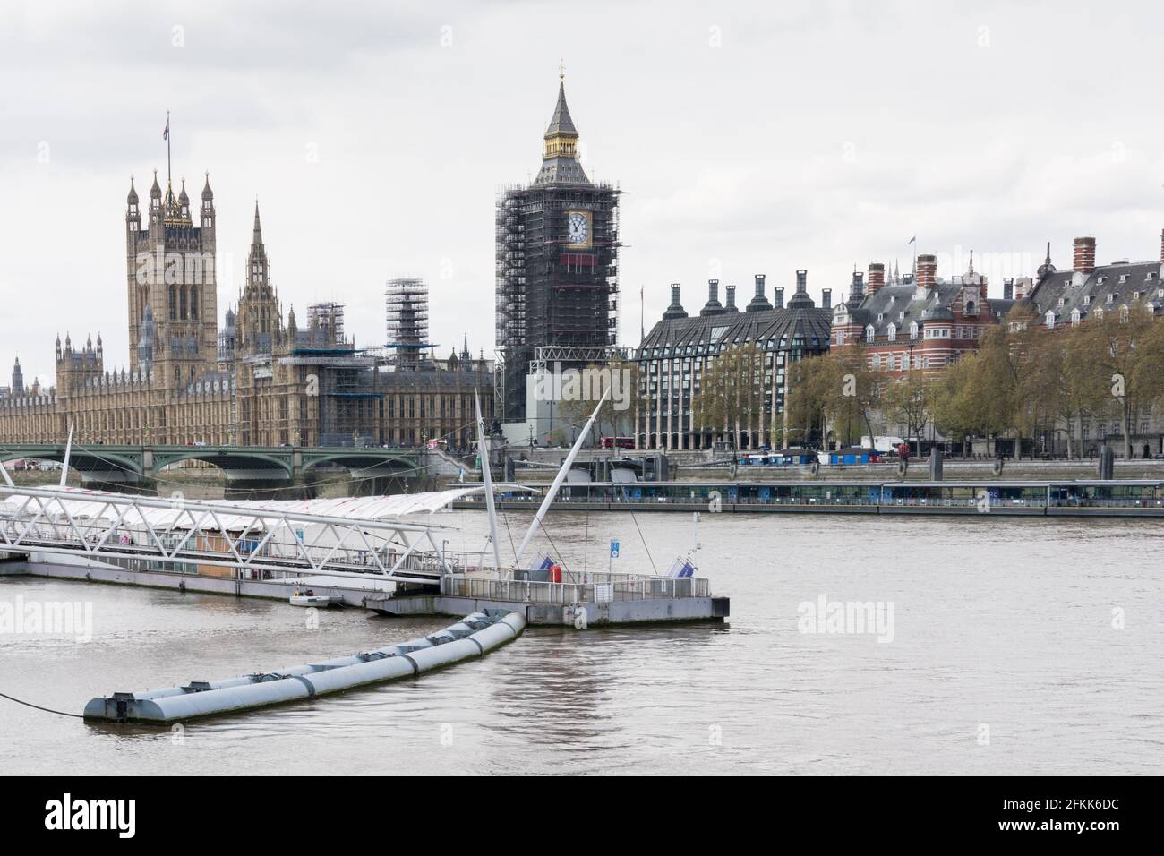 Un impalcato rivestito Big ben e Houses of Parliament visto dalla London Eye Ferris Wheel, Southbank, Londra, Inghilterra, Regno Unito Foto Stock