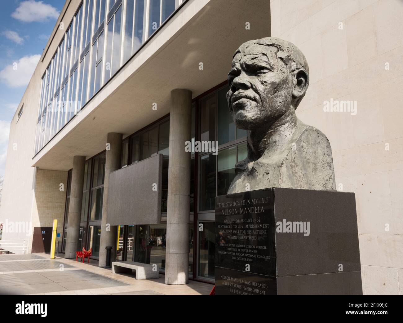 Statua di Ian Walters dell'ex presidente sudafricano Nelson Mandela, fuori dal Royal Festival Hall, Londra, Inghilterra, Regno Unito Foto Stock