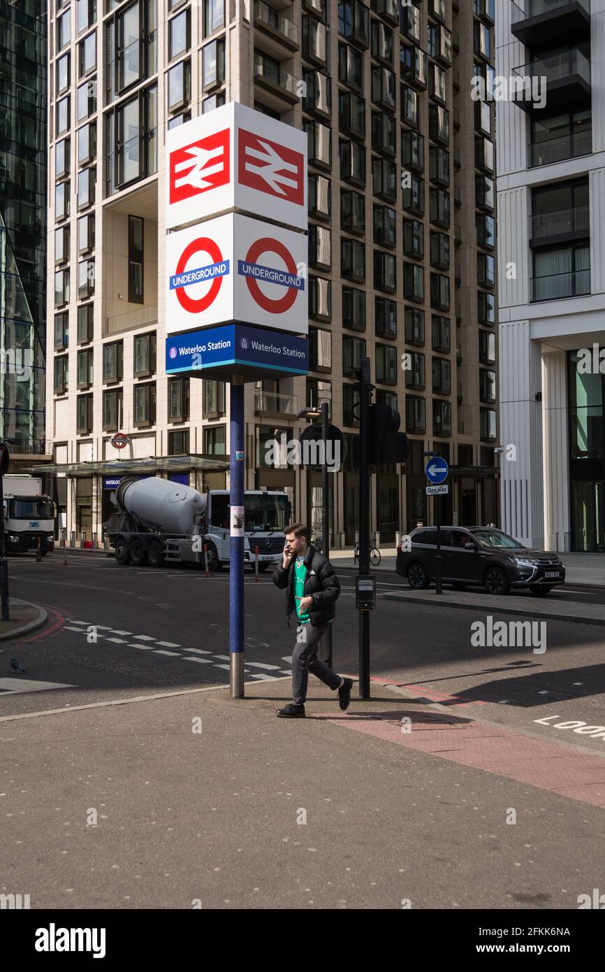 Segnaletica e rotonda della stazione ferroviaria di Waterloo fuori dalla stazione di Waterloo, Londra, Inghilterra, Regno Unito Foto Stock