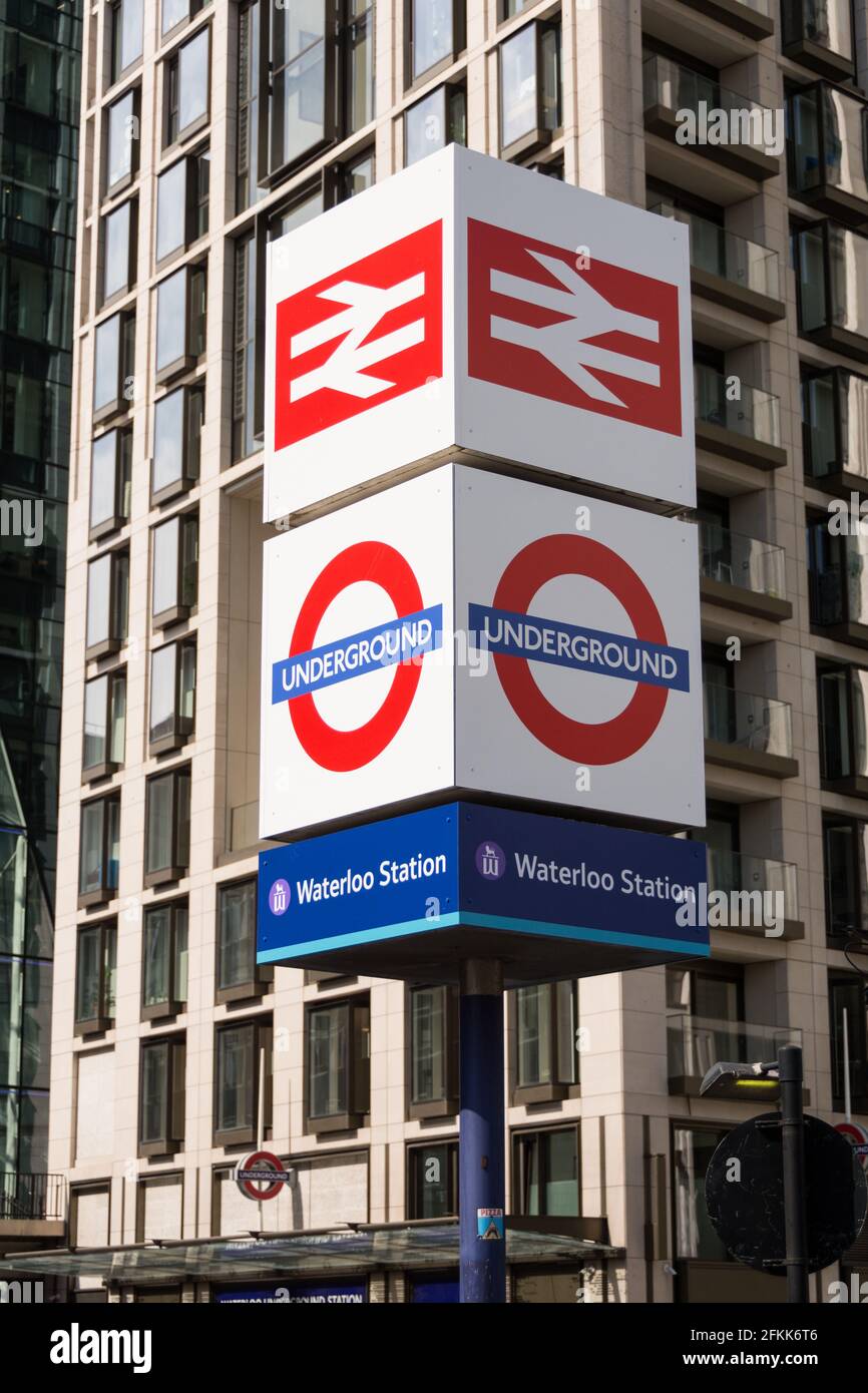 Segnaletica e rotonda della stazione ferroviaria di Waterloo fuori dalla stazione di Waterloo, Londra, Inghilterra, Regno Unito Foto Stock