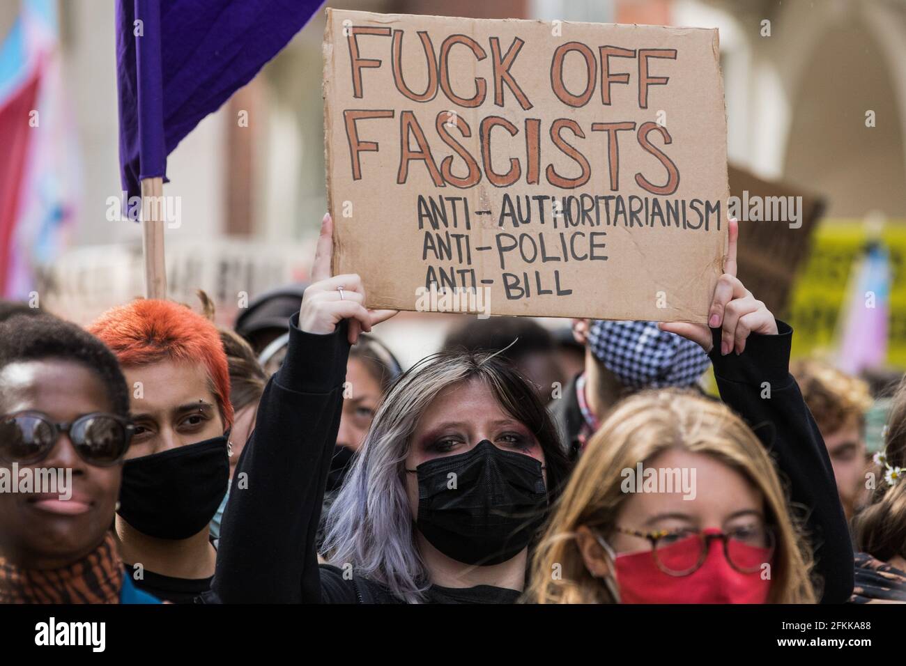 Londra, Regno Unito. 1 maggio 2021. Migliaia di persone partecipano a una dimostrazione di Kill the Bill come parte di una Giornata Nazionale d'azione in coincidenza con la Giornata Internazionale dei lavoratori. Le proteste a livello nazionale sono state organizzate contro la polizia, il crimine, la condanna e i tribunali Bill 2021, che concederebbe alla polizia una serie di nuovi poteri discrezionali per chiudere le proteste. Credit: Mark Kerrison/Alamy Live News Foto Stock