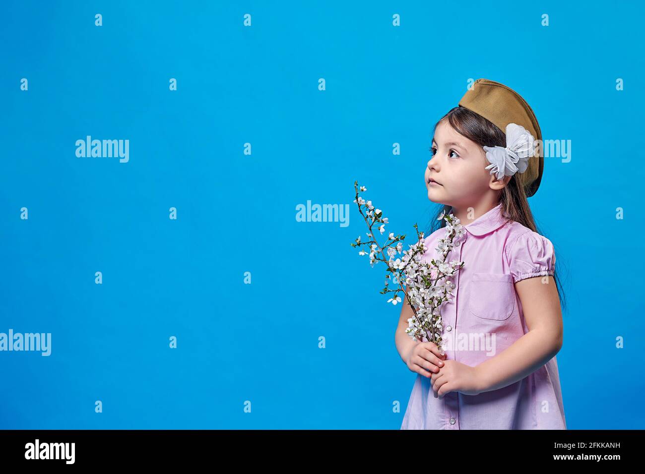 Bella ragazza con un ramo di un albero fiorito al tema del 9 maggio, giorno della vittoria Foto Stock