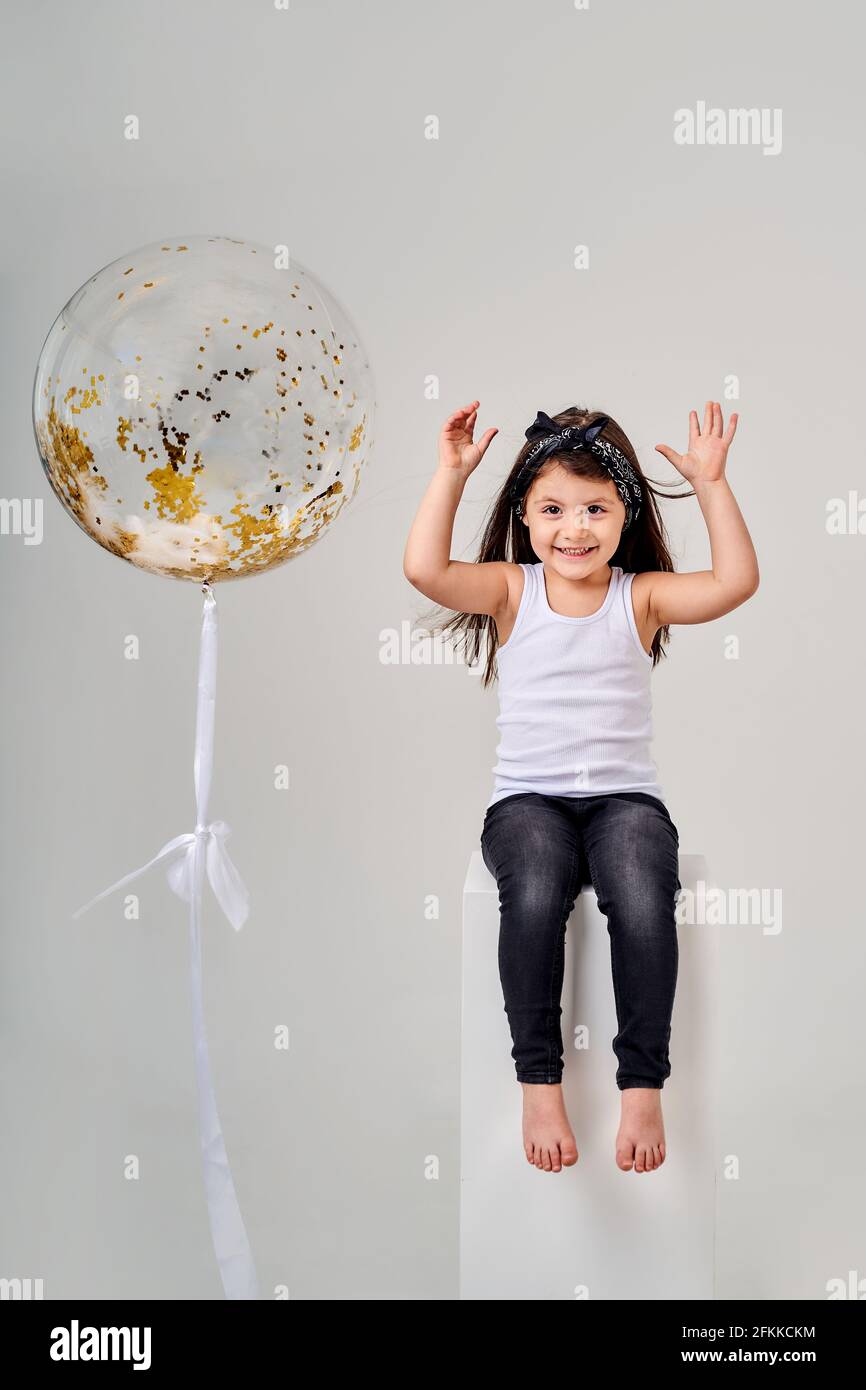 bambina divertente e su uno sfondo bianco con un bollatura Foto Stock