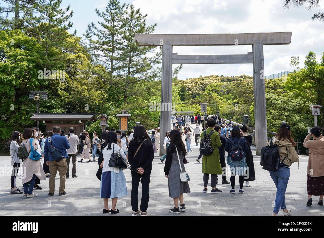 ISE, Giappone. 01 Maggio 2021. I turisti che indossano maschere facciali visitano il Santuario ISE Jingu durante le vacanze della settimana d'Oro. I leader prefetturali del Giappone hanno esortato i residenti ad evitare viaggi non necessari poiché il paese si trova di fronte a una quarta ondata di pandemia di coronavirus con meno di tre mesi di tempo per andare fino alle Olimpiadi di Tokyo. (Foto di Jinhee Lee/SOPA Images/Sipa USA) Credit: Sipa USA/Alamy Live News Foto Stock