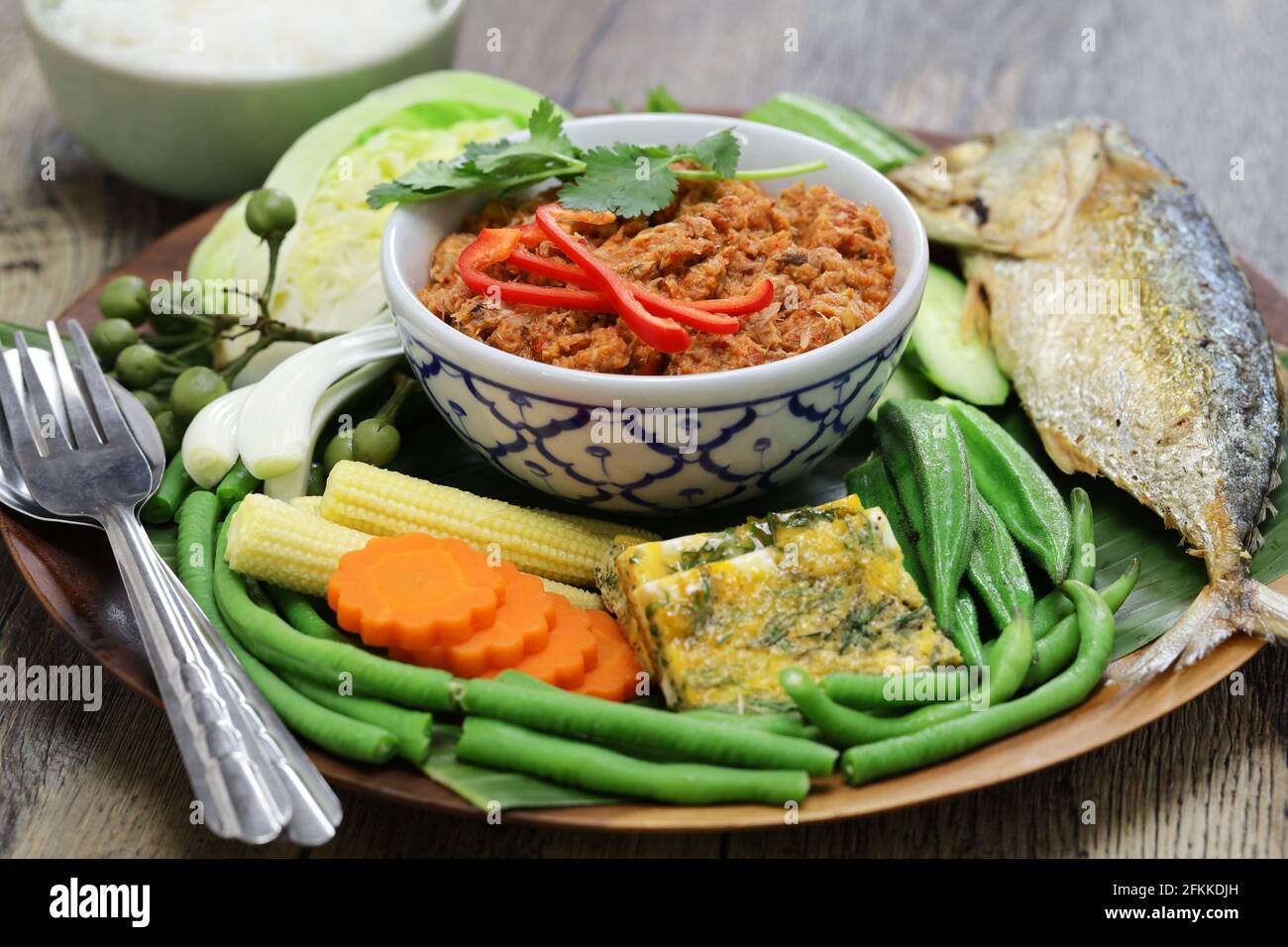 nam phrik pla thu; verdure con pasta corta di sgombro da immersione, insalata tradizionale tailandese Foto Stock