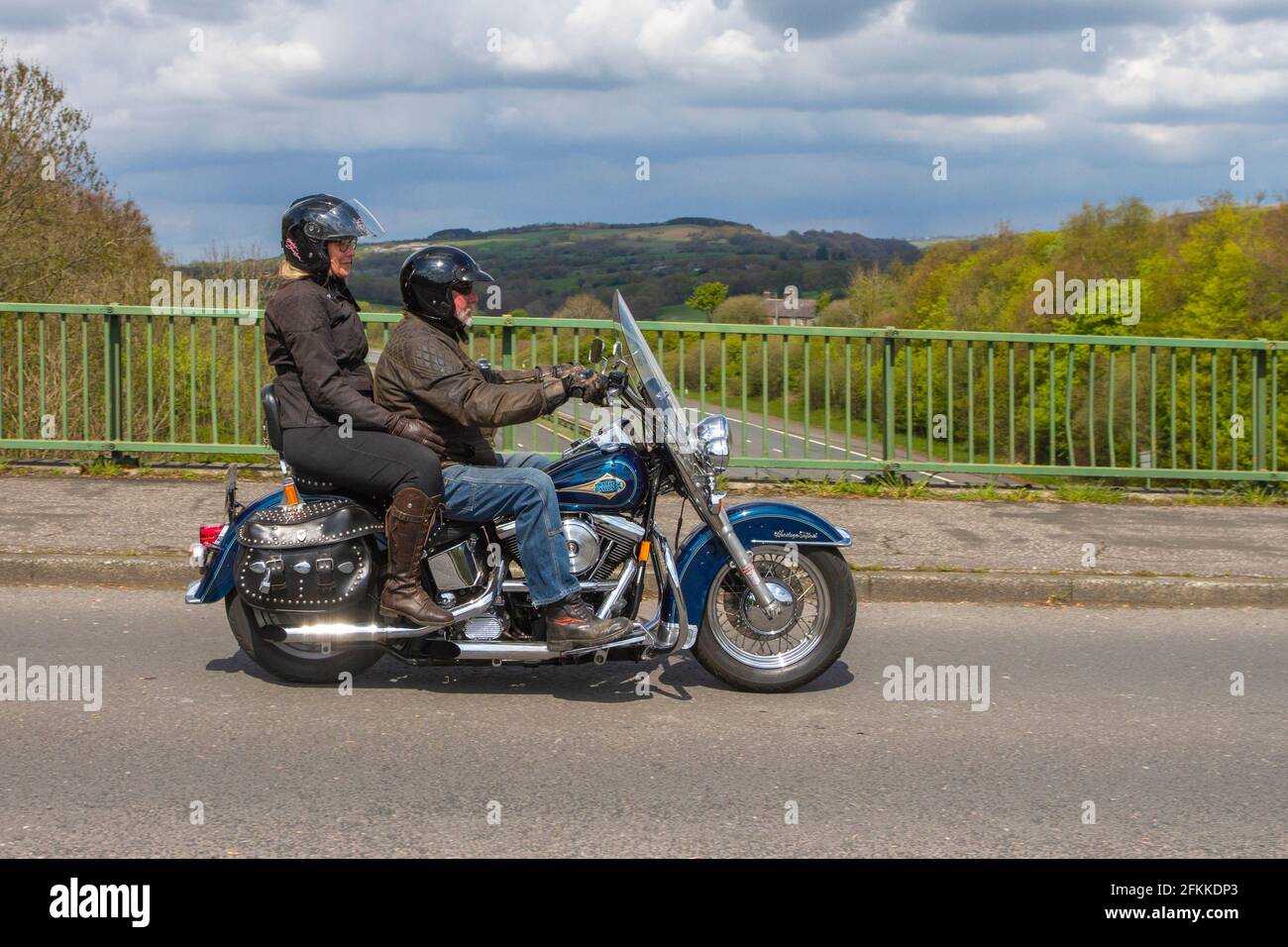 1998 Harley Davidson Heritage Special Cruiser 1340 cc; motociclista;  trasporto a due ruote, moto, veicolo, Strade, motociclette, motociclette e  motociclette che guidano a Chorley, Regno Unito Foto stock - Alamy