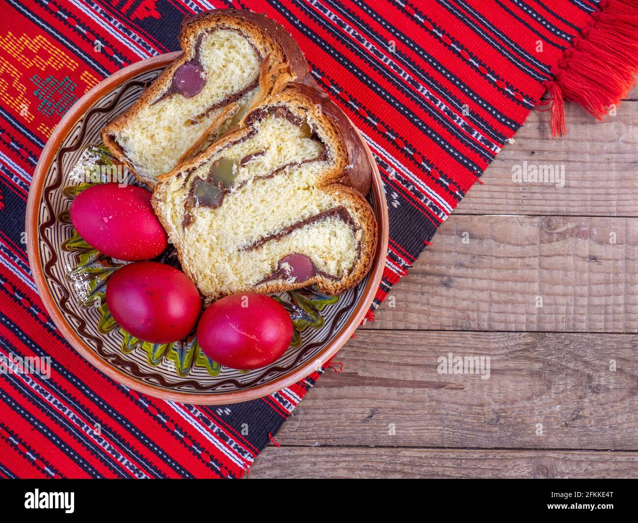 uova rosse ortodosse pasquali e pan di spagna Foto Stock