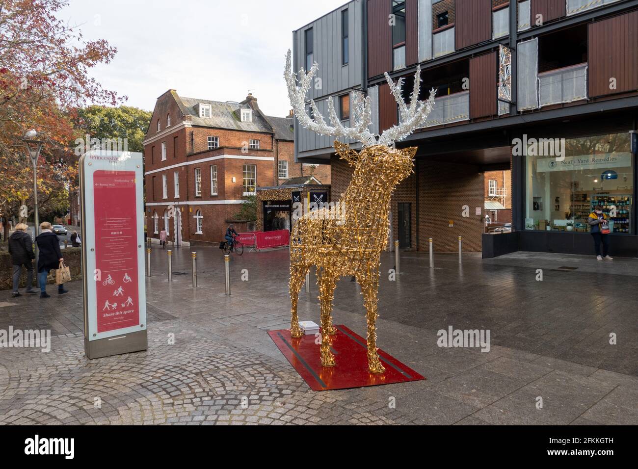 Decorazioni natalizie al centro commerciale Princesshay, Exeter, Regno Unito Foto Stock