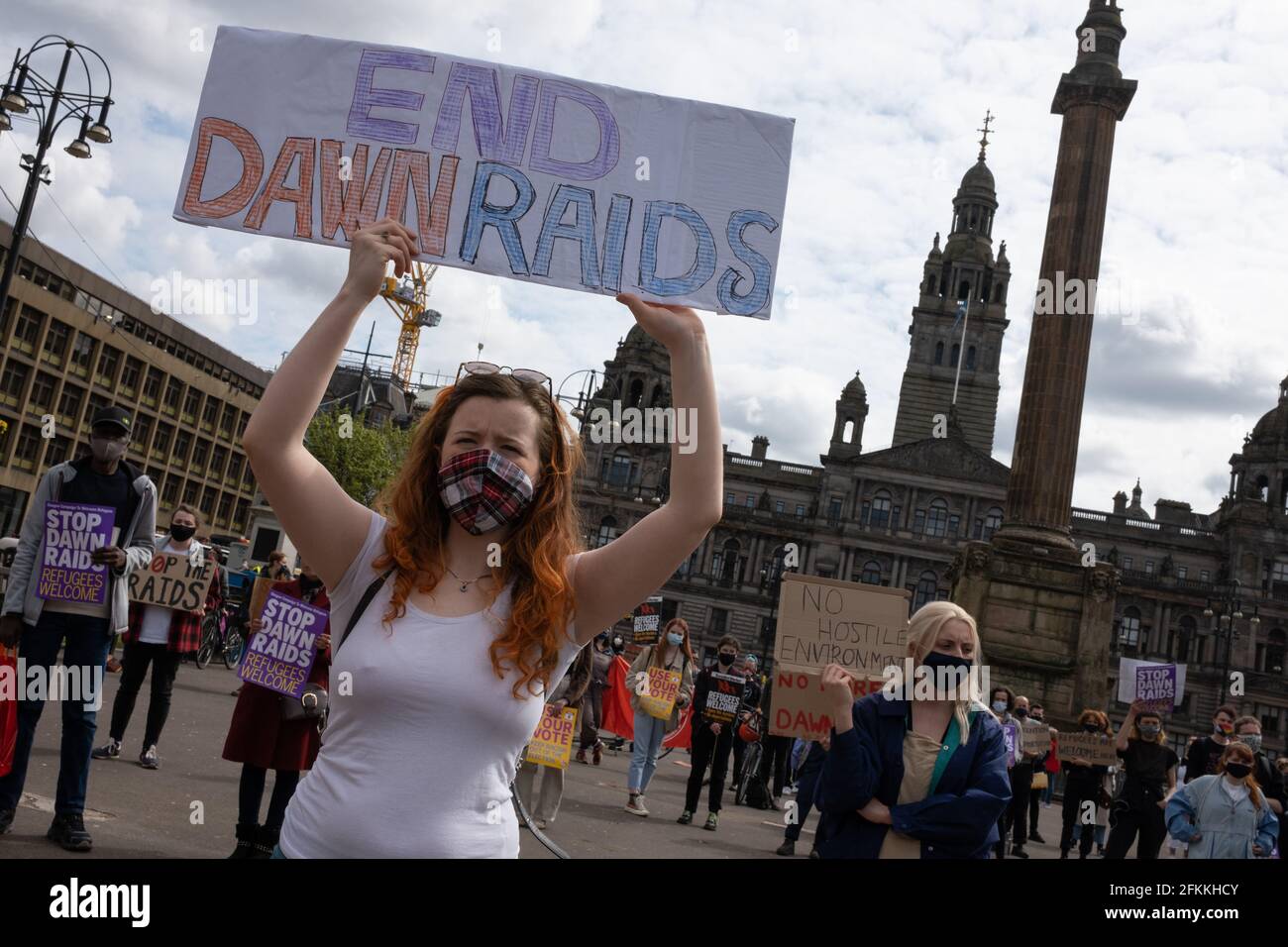 Stop Dawn RAIDS - dimostrazione a sostegno dei rifugiati e dei richiedenti asilo, in George Square, Glasgow, Scozia, Il 1o maggio 2021. Foto Stock